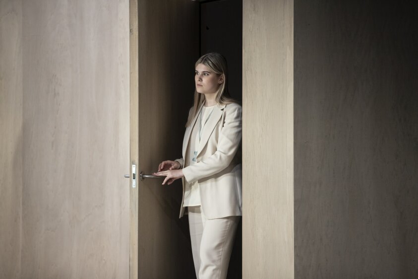 Iris Amber Stenger in de voorstelling De dokter van Internationaal Theater Amsterdam in regie van Robert Icke. Verder met o.a. Janni Goslinga, Joy Delima, Maria Kraakman, Bart Slegers, Aus Greidanus Jr.
