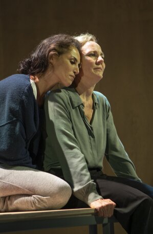 Janni Goslinga and Nadia Amin in The Doctor, directed by Robert Icke at Internationaal Theater Amsterdam (ITA).